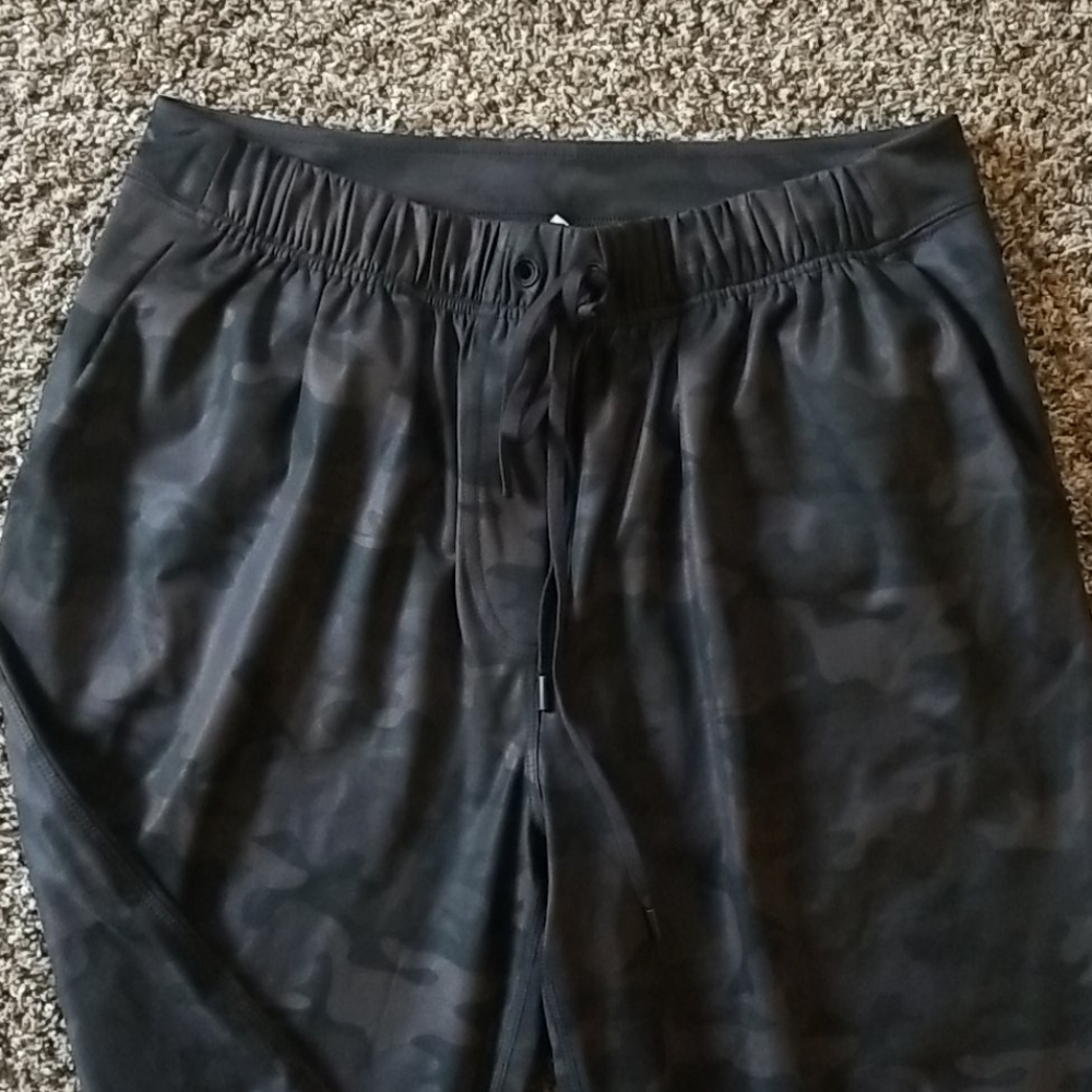 6 lululemon camo joggers - Picture 4 of 8